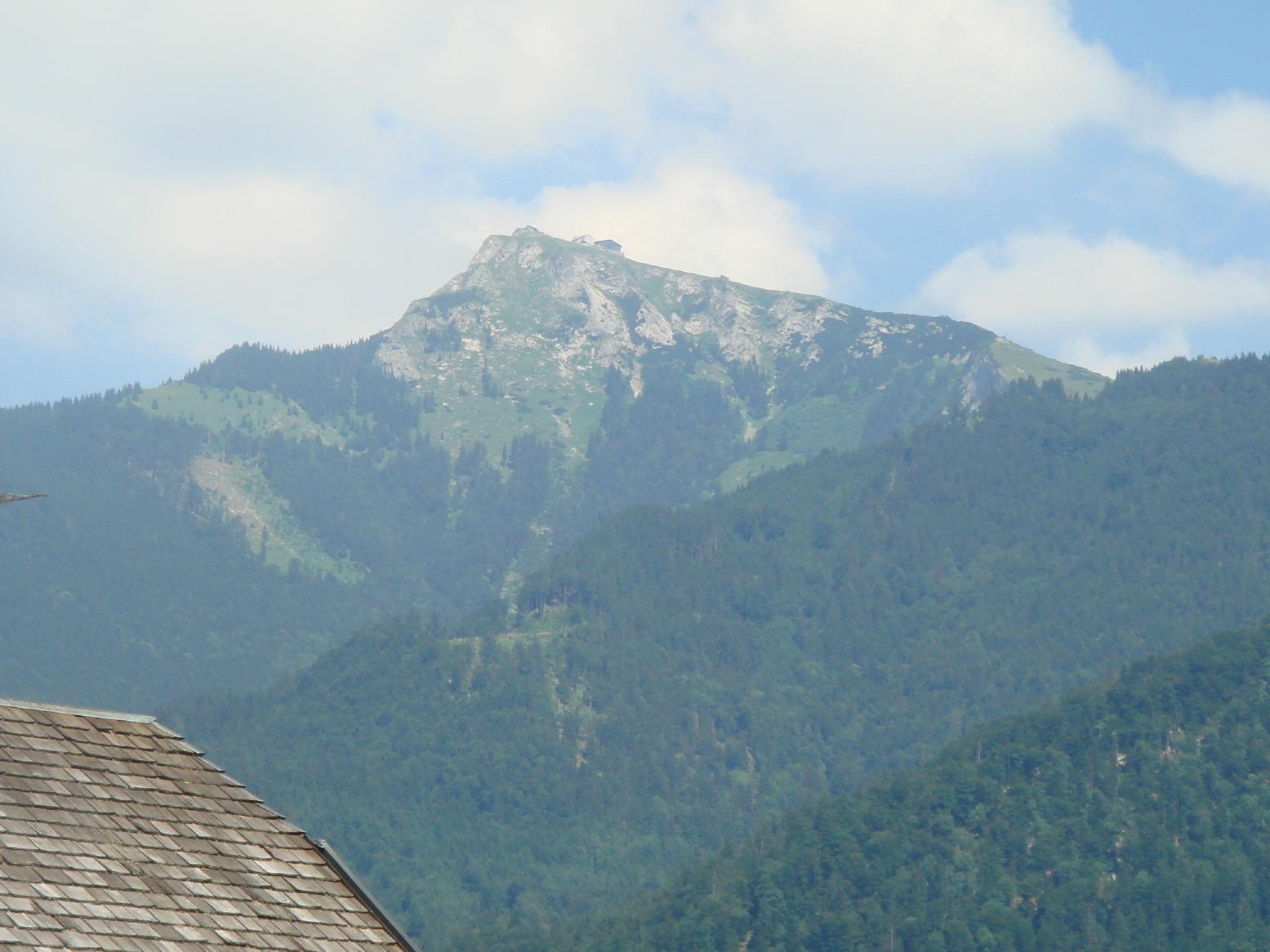 山の頂あたりに小屋のようなものが見える。サウンドオブミュージックに使われた山。